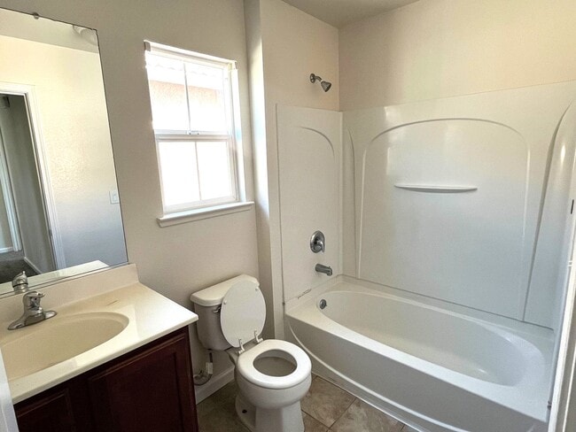 Building Photo - Spacious 5-Bedroom Home in Gated Stockton ...