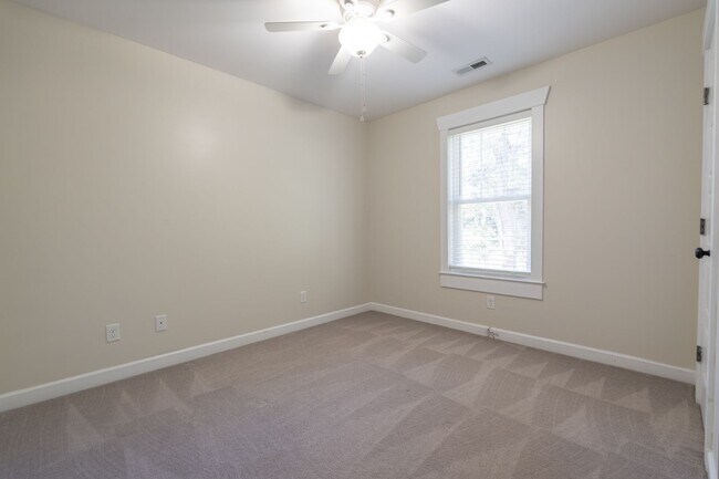 Building Photo - MOVE IN READY 3 Bedroom in the Heart of Western Branch!