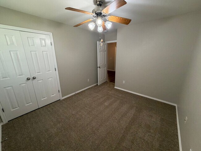 Building Photo - 411 S Pointe Ln