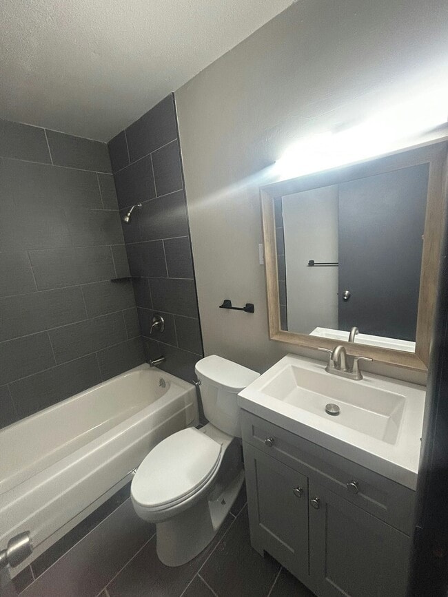 Building Photo - 2011 Salem Ct