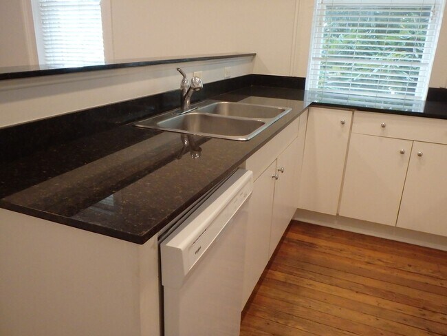 Building Photo - Two Bedroom Townhome Close to Forsyth Park