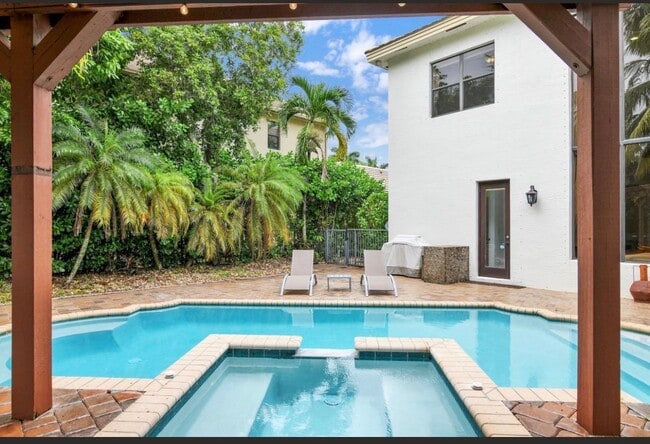 Building Photo - 10703 Versailles Blvd