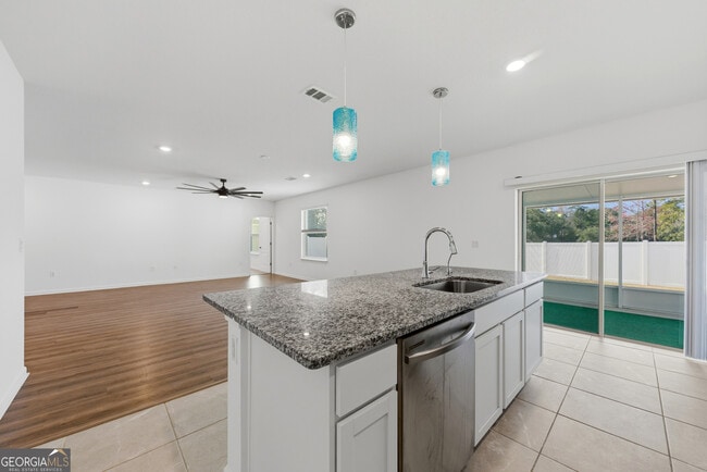 Building Photo - 131 College St