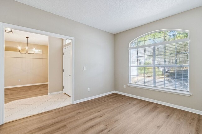 Building Photo - Central Island, 4 Bedroom + Office