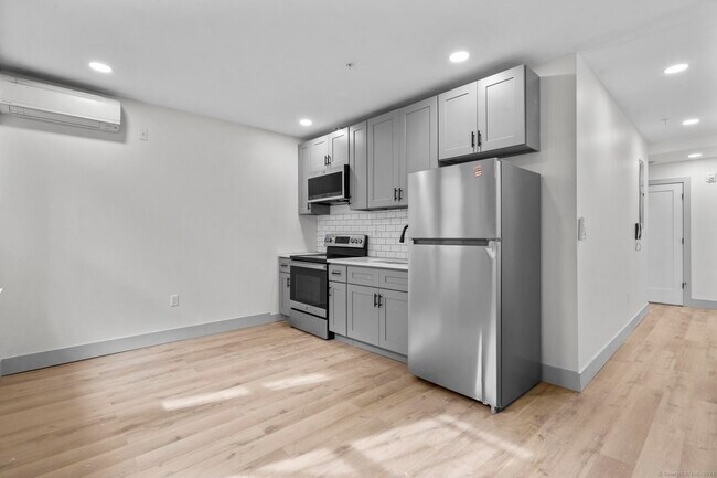 Building Photo - 111 Bank St