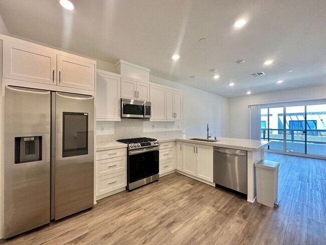 Building Photo - Modern 3BR Townhome in Ocean View Hills with Attached Garage & Open Floor Plan