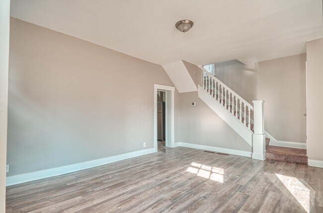 Building Photo - 921 Miller Ave