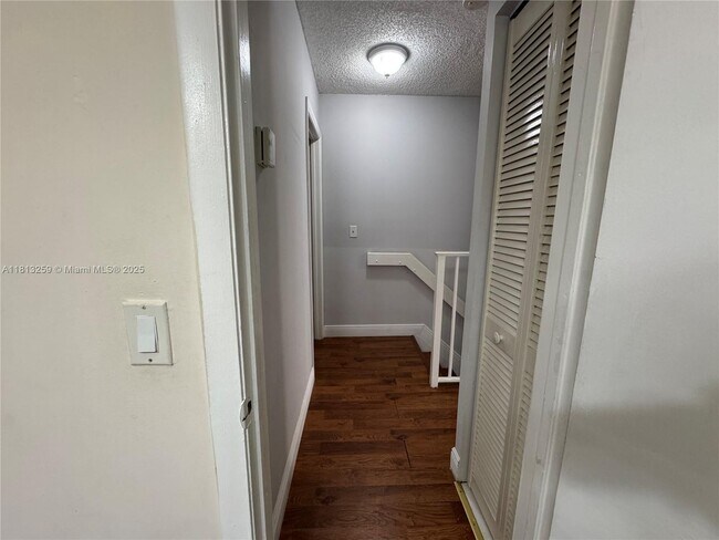 Building Photo - 2610 W 76th St