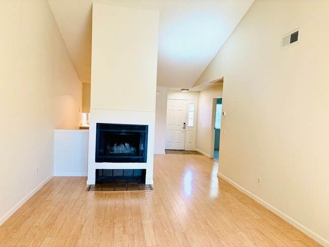 Building Photo - House like 2bed/1.5 Bath Condo with Spacious Corner Yard and 2 Car Garage