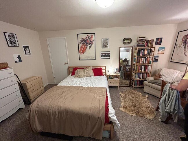 Building Photo - 134 E Johnson St