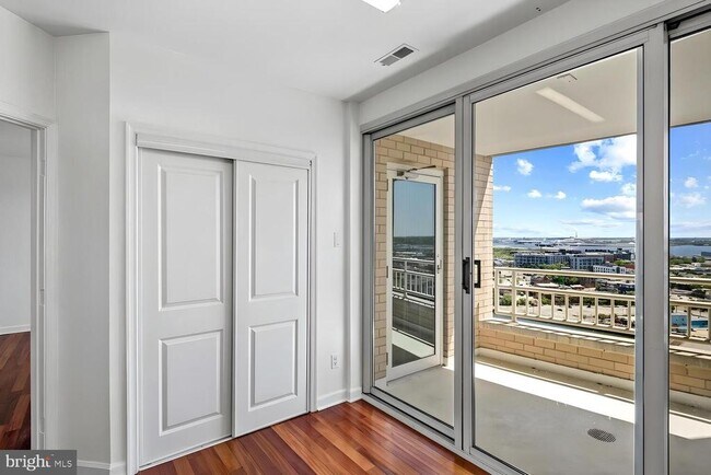 Building Photo - 100 Harborview Dr