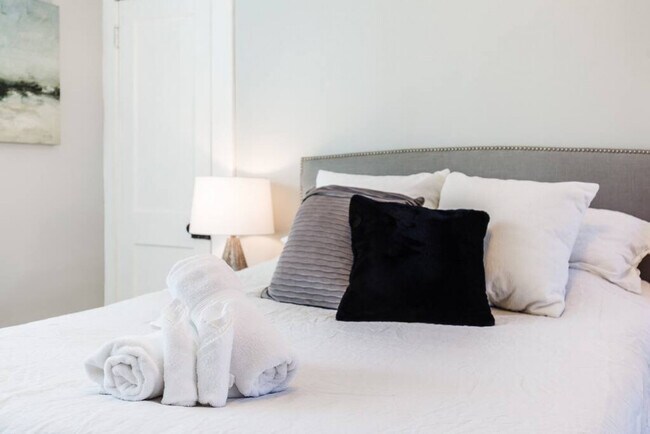 Building Photo - 1614 Mansfield St