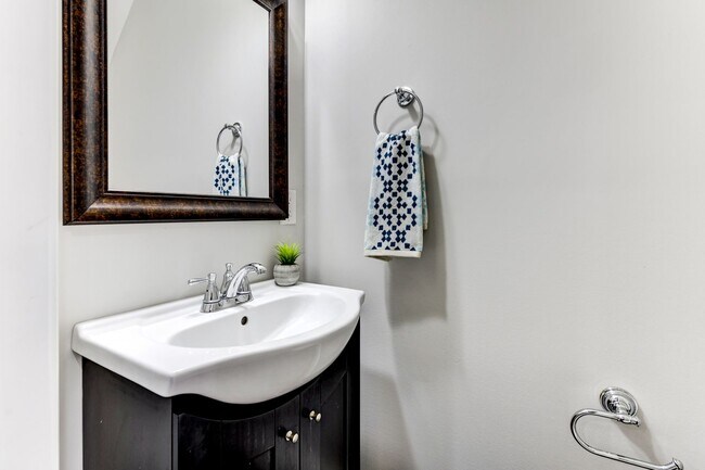 Building Photo - 3 Bed 2.5 Bath - Bloomingdale Condo - 1 Assigned Parking Space