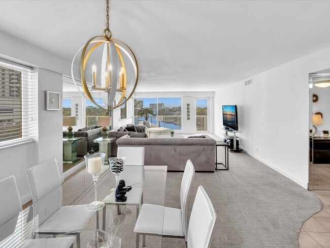 Building Photo - 3000 Holiday Dr