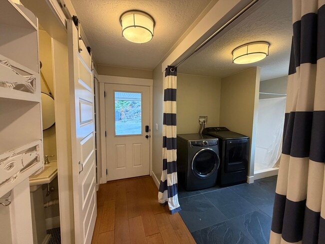 Building Photo - SPACIOUS PROPERTY DOWNTOWN FOR RENT!