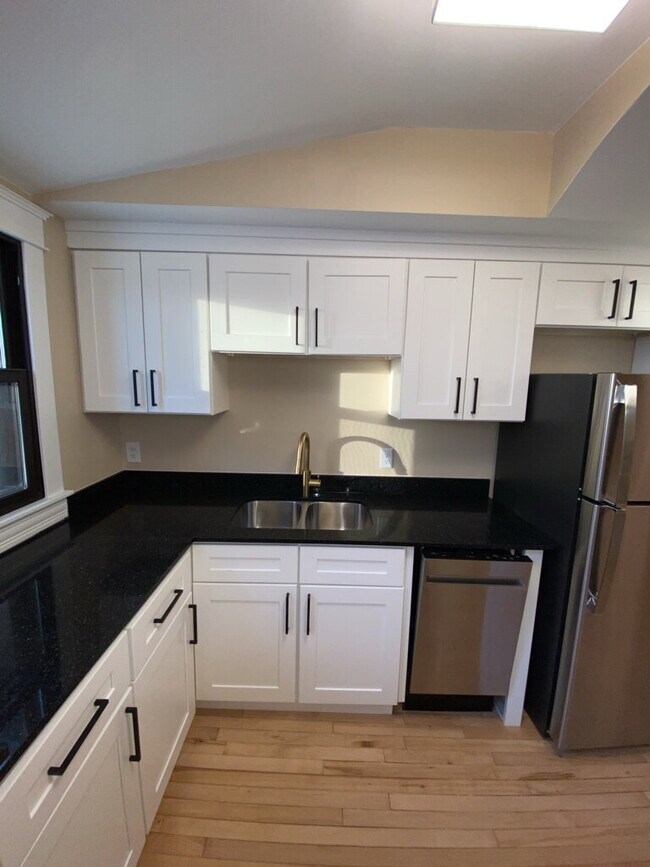 Building Photo - *Beautifully remodeled Historic 2 bed plus den Penthouse In Desirable Lowry Hill - Near Chain Of ...