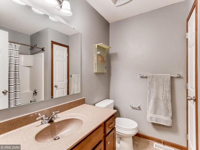 Building Photo - Beautiful 3 Bed/2.5 Bath Townhome in Woodbury- Community Pool! Available Now!