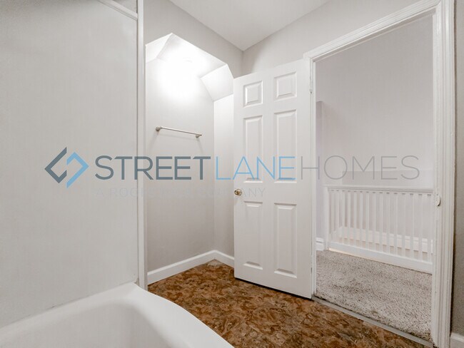 Building Photo - REDUCED!