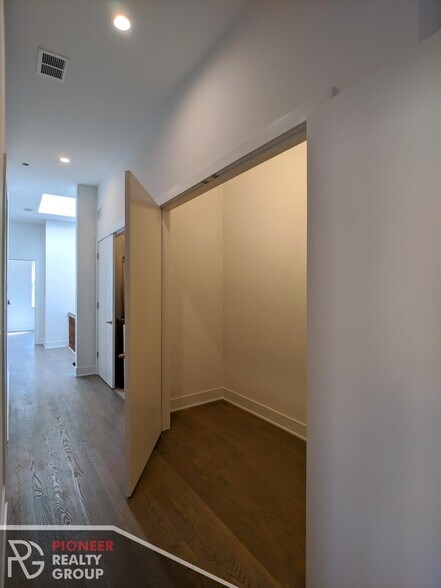 Building Photo - 2120 W Belmont Ave