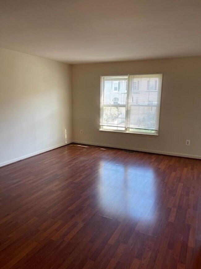 Building Photo - 5516 Sully Lake Dr