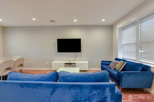 Building Photo - 30 Clara Dr