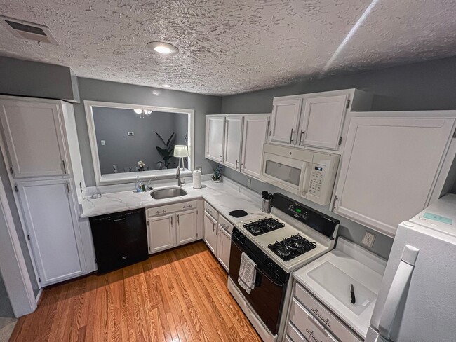 Building Photo - Fully Furnished And Stylish 1 Bedroom 1 Ba...
