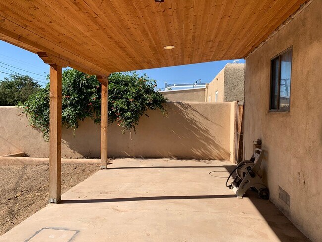 Building Photo - Splendid 4 Bedroom, 1.5 Bath Home Near Kirtland AFB! Available Now!