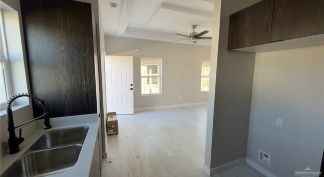 Building Photo - Amazing Brand new executive apartment in Edinburg