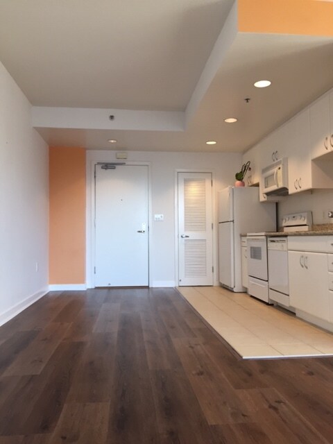 Entrance into the dinning area and kitchen - 250 King St