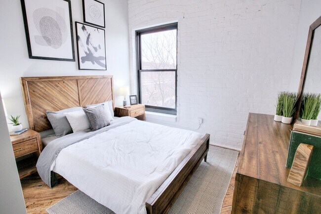 Building Photo - HUGE Apartment Available at Farnam Hill Lo...