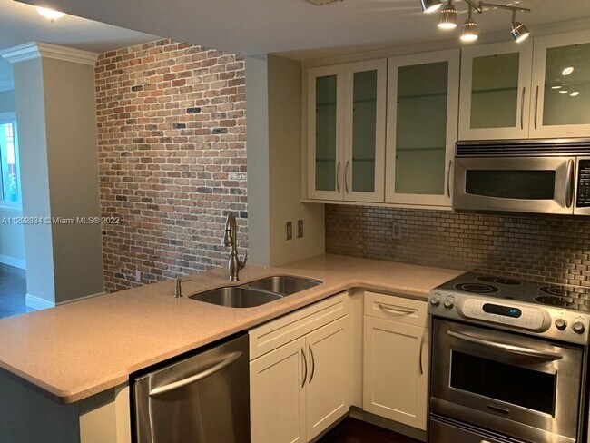 Building Photo - 10 Aragon Ave