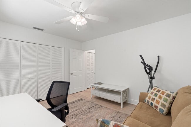 Building Photo - 1202 Palm Trail