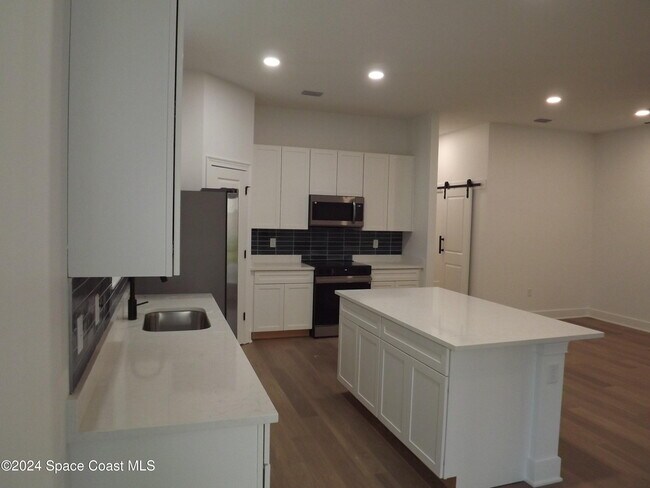 Building Photo - 2267 Highland Ave
