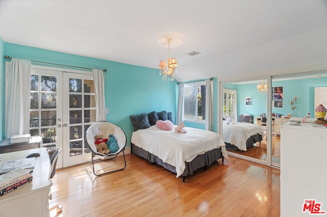 Building Photo - 2202 San Vicente Blvd