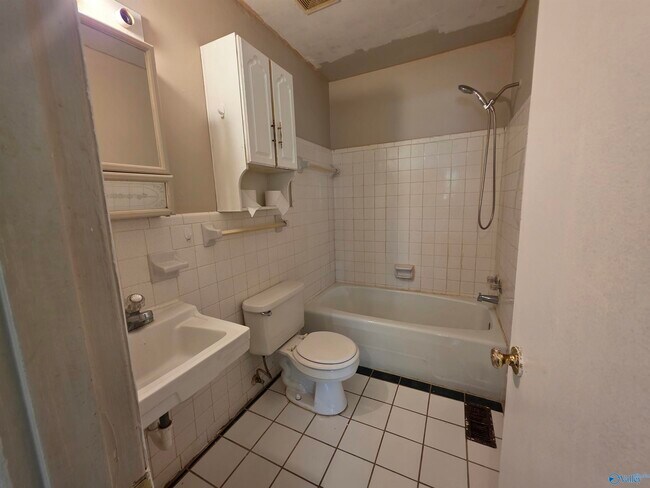Building Photo - 905 Stevens Ct NE