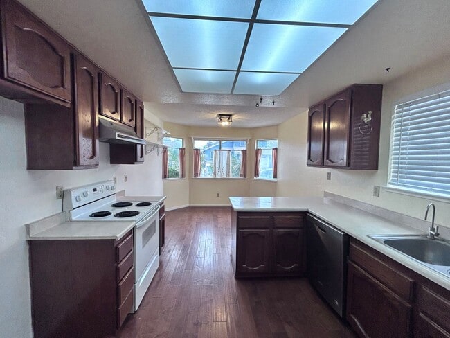 Building Photo - 1/3 OFF ONE MONTH RENT IF APPROVED AND MOVED IN BY 1/30