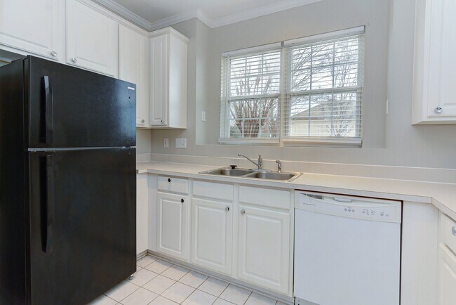 Building Photo - End-Unit 3br/2.5bth Townhome in Villages o...