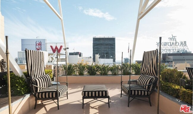 Building Photo - 6253 Hollywood Blvd