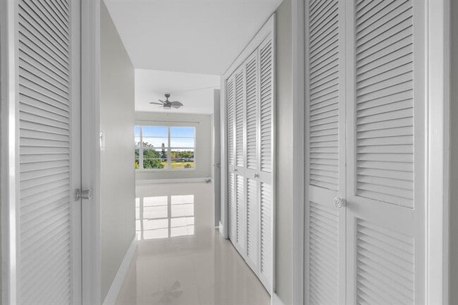 Building Photo - 3050 N Palm Aire Dr