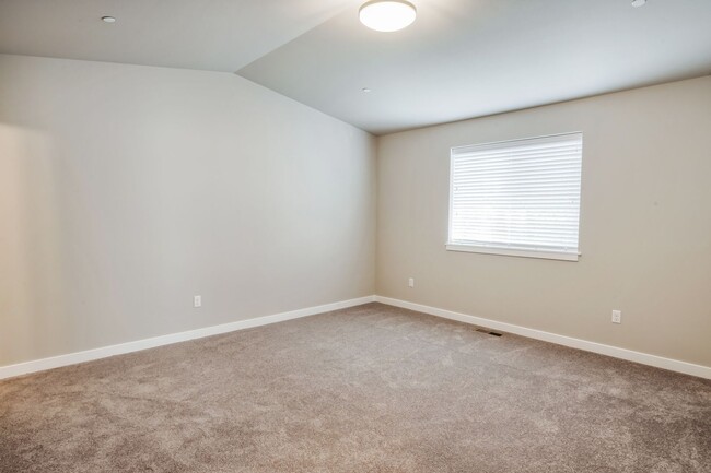 Building Photo - Newly Built 5bd 2.5ba in LSSD