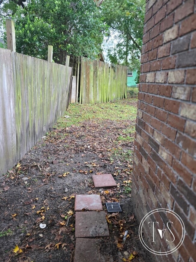 Building Photo - Move-in ready NOW!