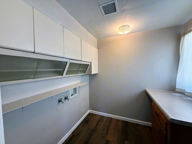 Building Photo - Two Bedroom Home with Bonus Room/Office in...