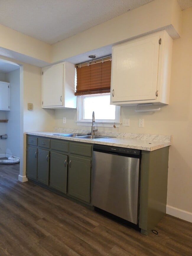 Building Photo - 3 Bed, 1 Bath, 1 Car Garage House for Rent in Bolivar, MO!