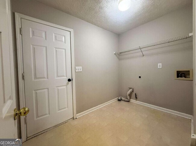 Building Photo - 5555 Grove Place Crossing SW