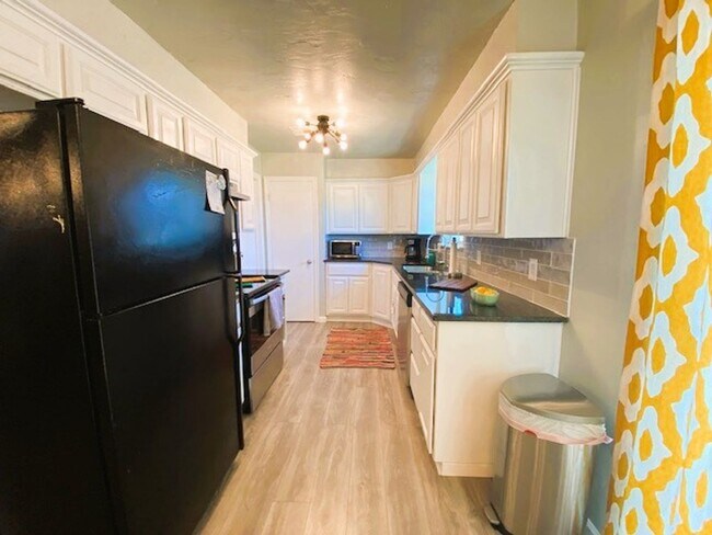 Building Photo - 1100 Elmhurst St