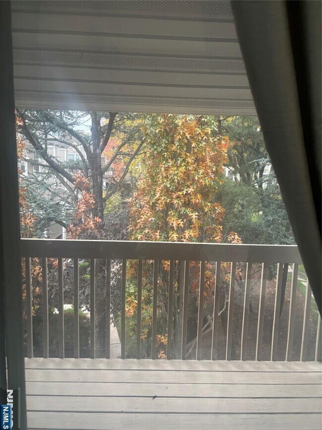 Building Photo - 555 Edgewater Ave