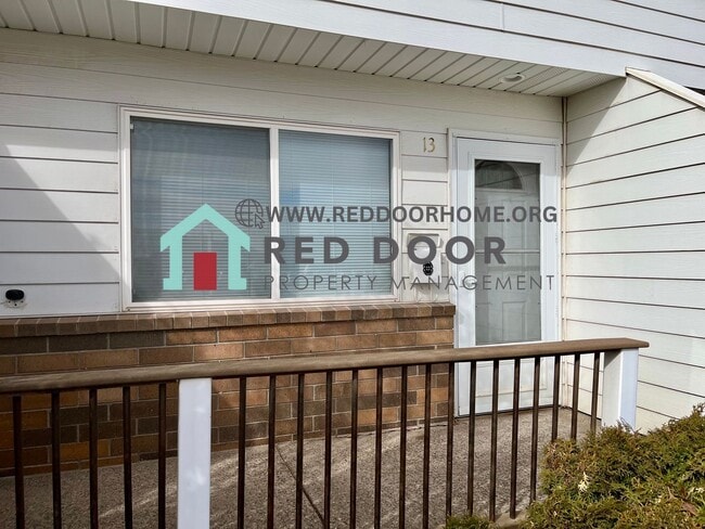 Building Photo - 3 bedroom Condo in ideal location