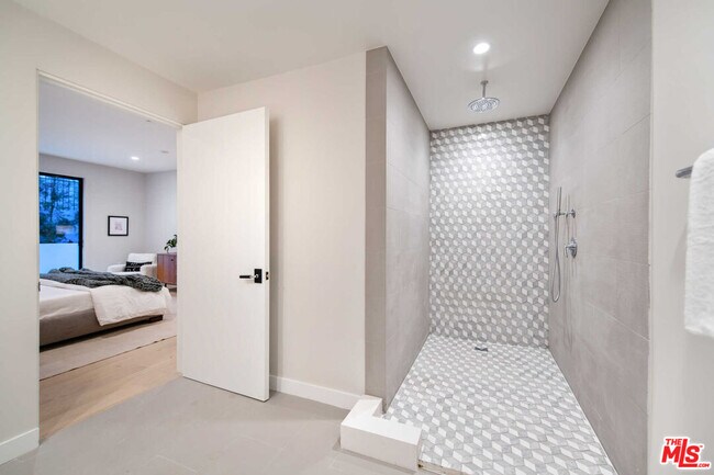 Building Photo - 825 Croft Ave