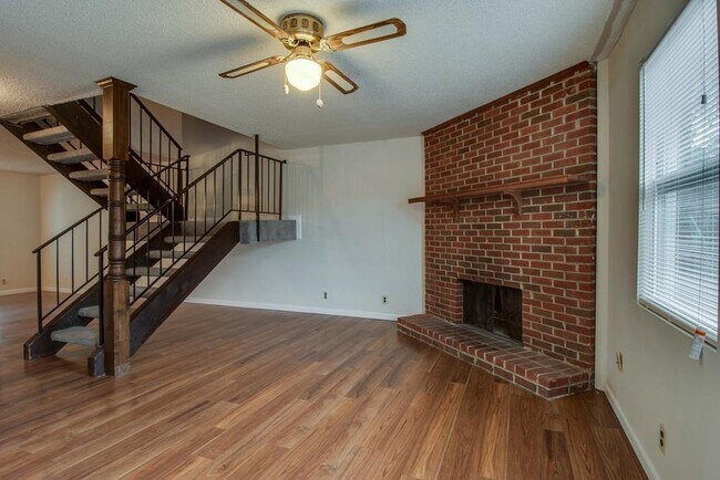 Building Photo - Coming soon! Nice remodel of townhouse Con...