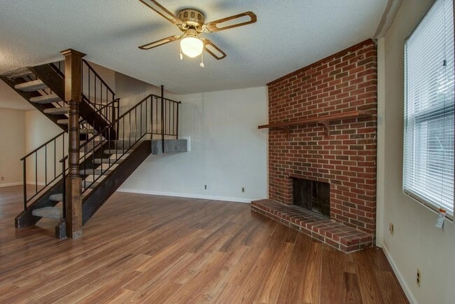 Building Photo - Coming soon! Nice remodel of townhouse Condo in Harbour Town. Gated complex!